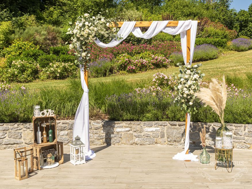 Décoration arche fleurie pour cérémonie de mariage laïque en Belgique - Fleuris&Vous
